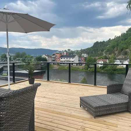 Flott Overnattingsted Med 3 Soverom Og Sentral Beliggenhet 아파트 *