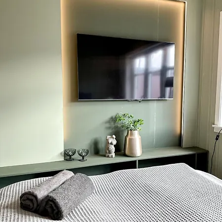 Flott Overnattingsted Med 3 Soverom Og Sentral Beliggenhet 아파트 *